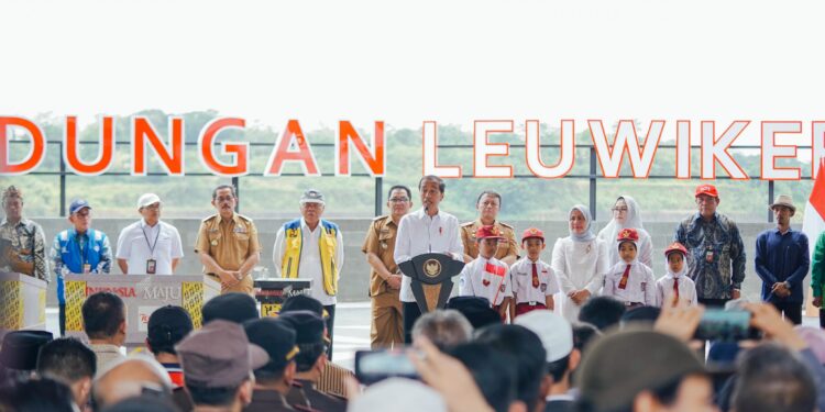 Presiden Jokowi dan Waskita Karya Resmikan Bendungan Leuwikeris